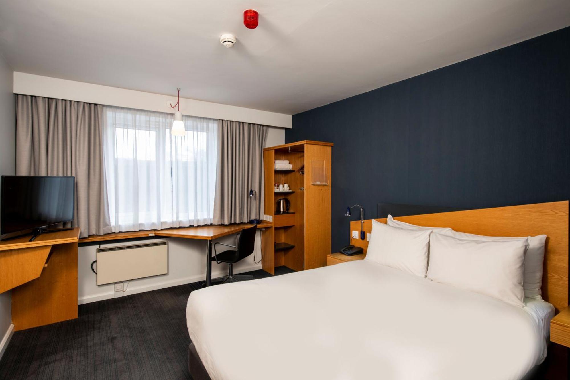 Express East By Ihg Hotel