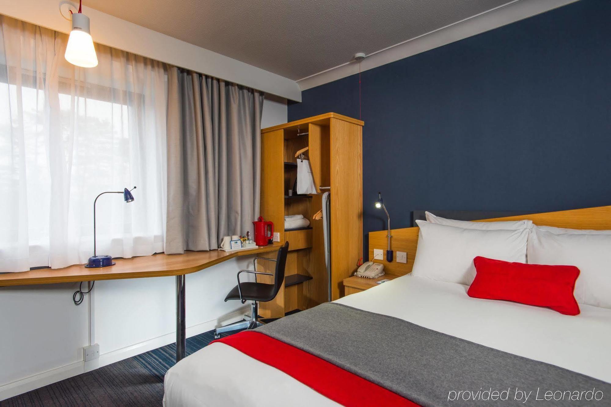 Express East By Ihg Hotel